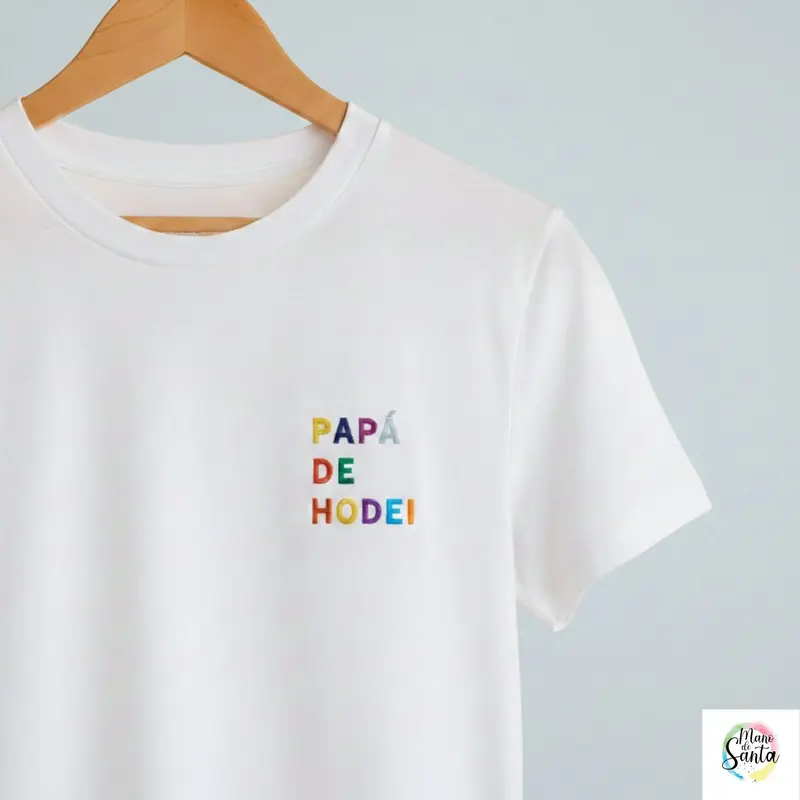 Camiseta Personalizada para Papá Blanca "Papá de (Nombre)" - Bordado Arcoiris Premium