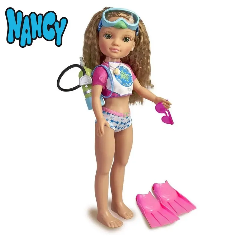 Muñeca Nancy un día salvando tortugas con pelo rizado castaño