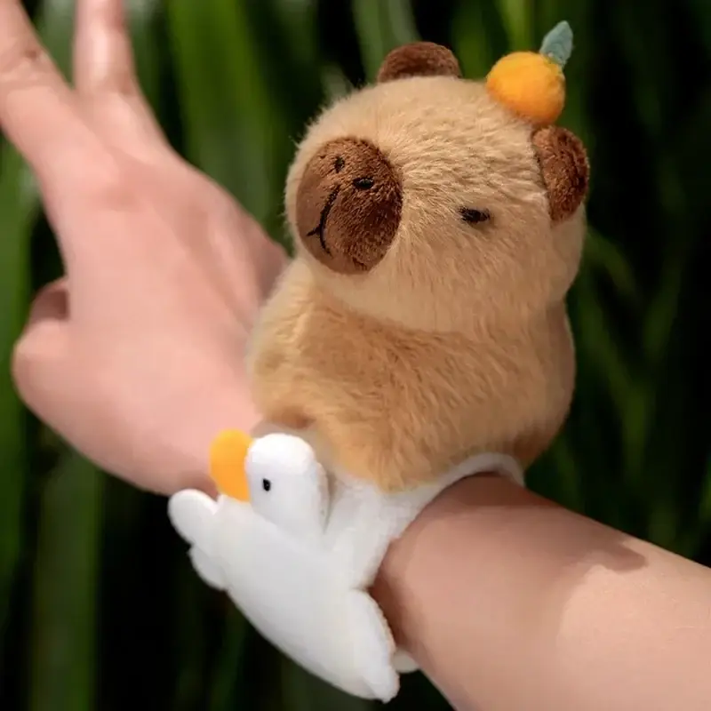Peluche Capybara Bracelet Canard - 25cm