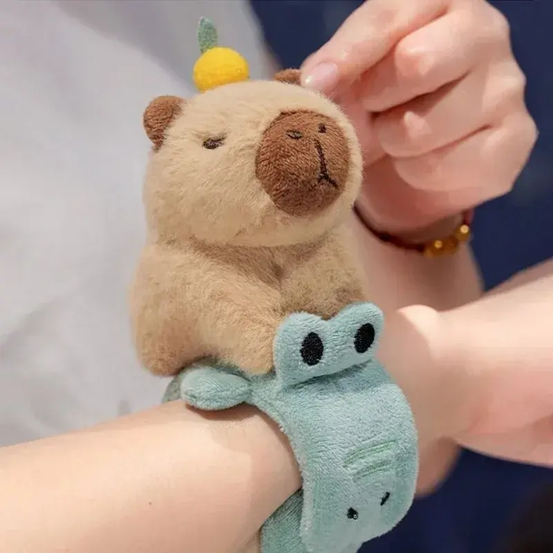 Peluche Capybara Bracelet Croco - 25cm