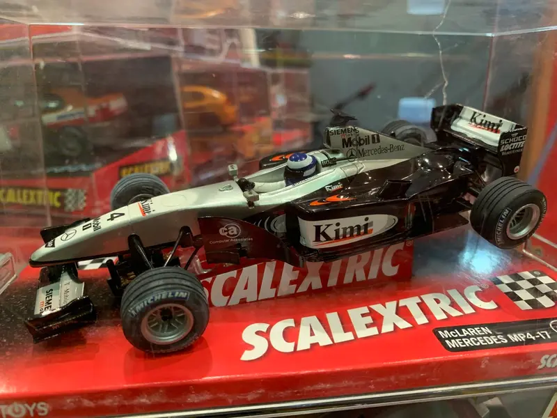 Scalextric McLaren Mercedes MP4-17 Kimi Raikkonen nº4 F1 Coche 1