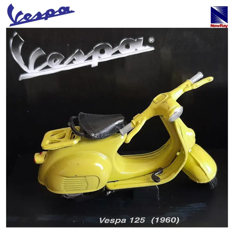 Vespa 125 amarilla (1960) réplica a escala histórica New Ray